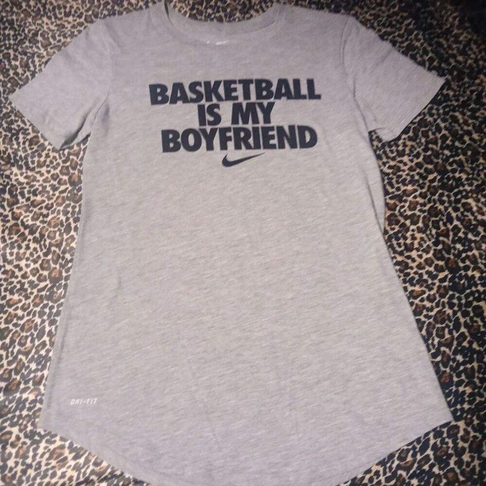 Nike Dri-FIT "Basketball Is My Boyfriend" Graphic Tee size small